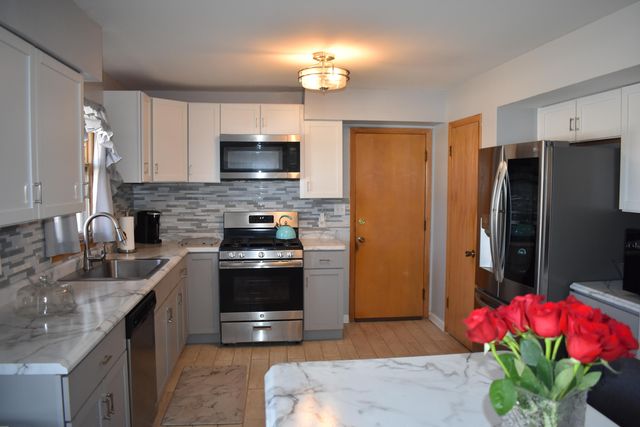 300 W 54th Place, Merrillville, IN 46410