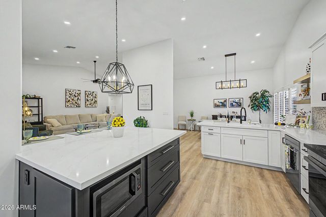 4037 E NAMBE Street E, Phoenix, AZ 85044