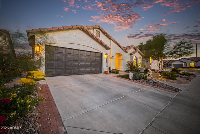 4037 E NAMBE Street E, Phoenix, AZ 85044