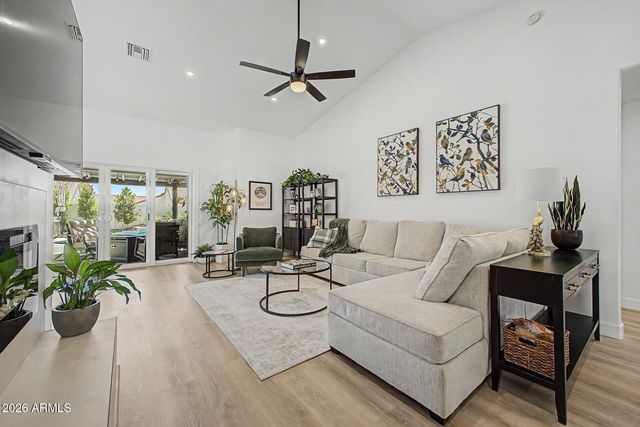 4037 E NAMBE Street E, Phoenix, AZ 85044