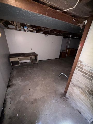 2222 Cumings Avenue, Flint, MI 48503