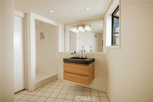 8448 Franklin, Los Angeles, CA 90069