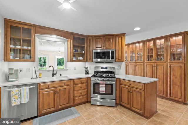 995 DETWILER DR, York, PA 17404