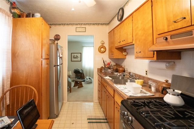 274 E State Street, Barberton, OH 44203