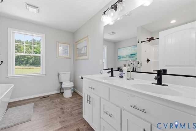 11050 County Dr, Disputanta, VA 23842