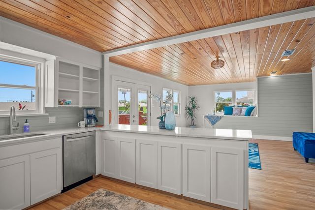 1330 Whispering Sands St, Port Aransas, TX 78373