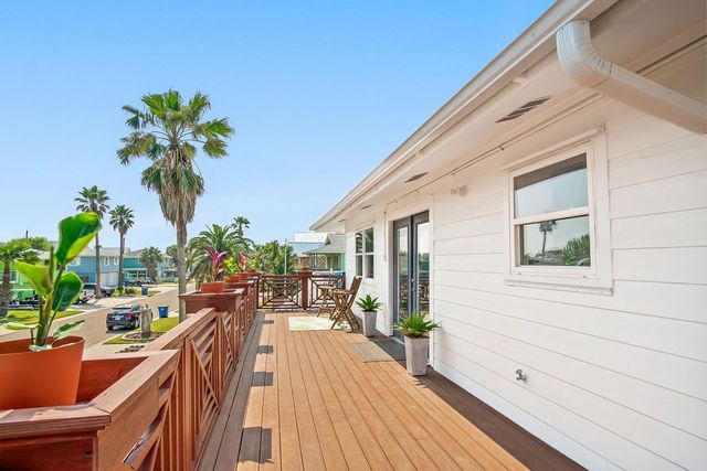 1330 Whispering Sands St, Port Aransas, TX 78373