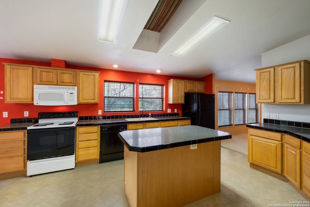 1075 Quail Run, Lytle, TX 78052