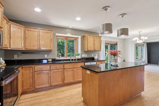 2217 Deer PATH, Waukesha, WI 53189