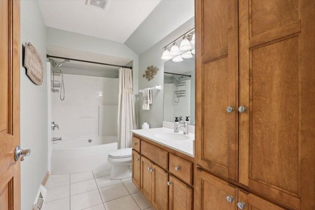 2217 Deer PATH, Waukesha, WI 53189