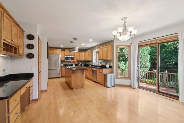 2217 Deer PATH, Waukesha, WI 53189