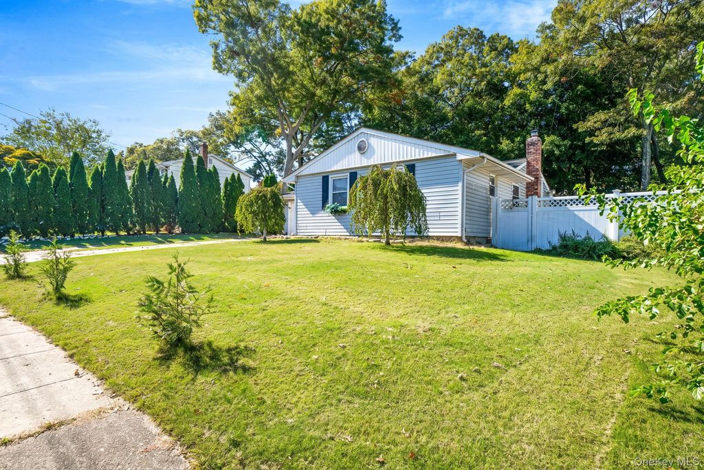 12 Mountain Street, Ronkonkoma, NY 11779 — photo 3