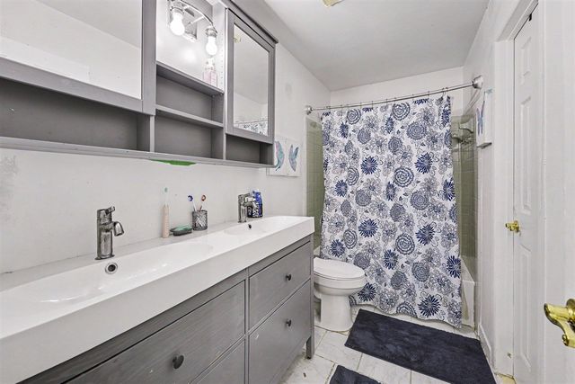 5535 S Piccadilly Circle, West Bloomfield, MI 48322