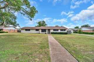 221 Lazy Acres Drive, Woodway, TX 76712