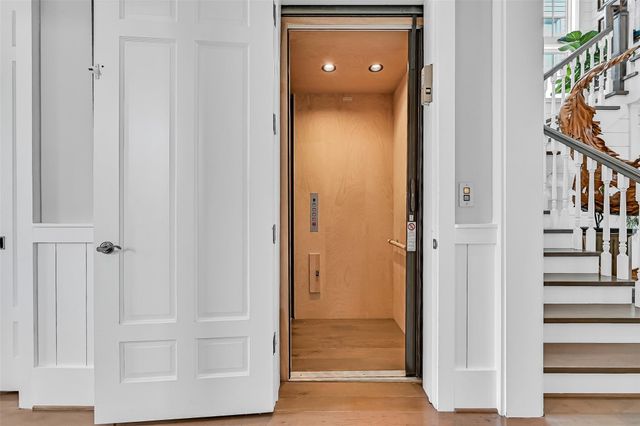 2457 E Seaside Drive, Galveston, TX 77550