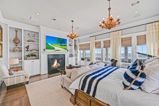 2457 E Seaside Drive, Galveston, TX 77550