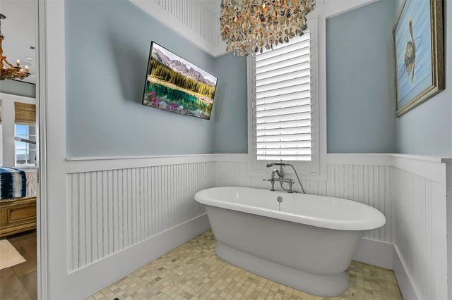 2457 E Seaside Drive, Galveston, TX 77550