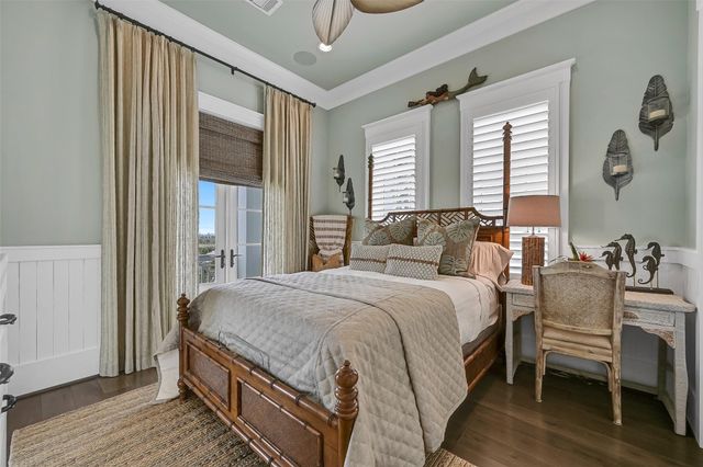 2457 E Seaside Drive, Galveston, TX 77550