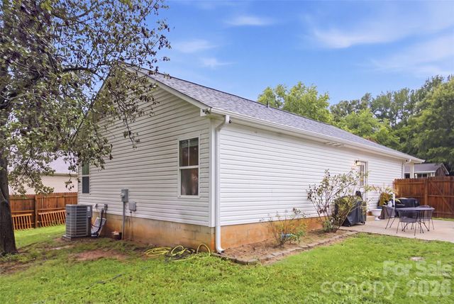 1003 Adams Street, Statesville, NC 28677