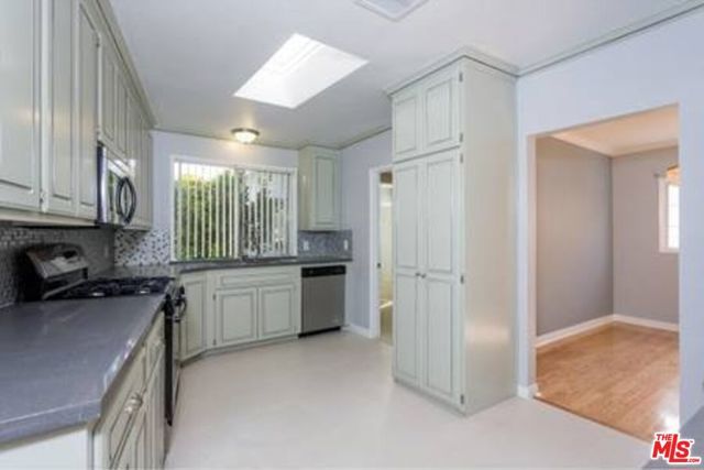 5049 SERRANIA Avenue, Woodland Hills (los Angeles), CA 91364