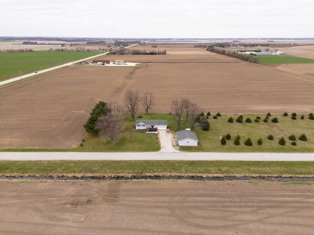 7621 E 3000s Road, St. Anne, IL 60964
