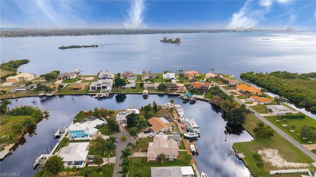 2151 Cape WAY, North Fort Myers, FL 33917