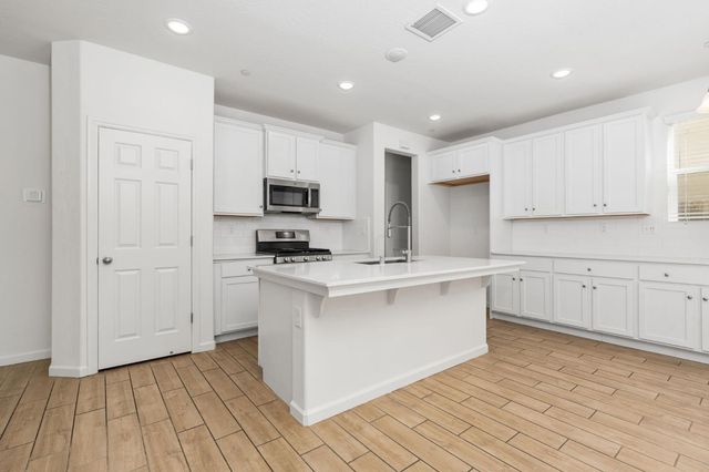 6389 E Moscato Drive, Fresno, CA 93727