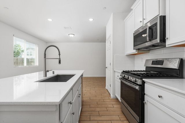 6389 E Moscato Drive, Fresno, CA 93727