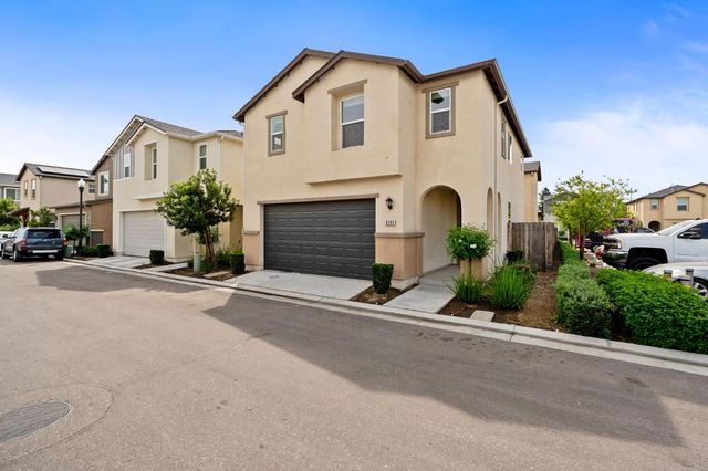 6389 E Moscato Drive, Fresno, CA 93727