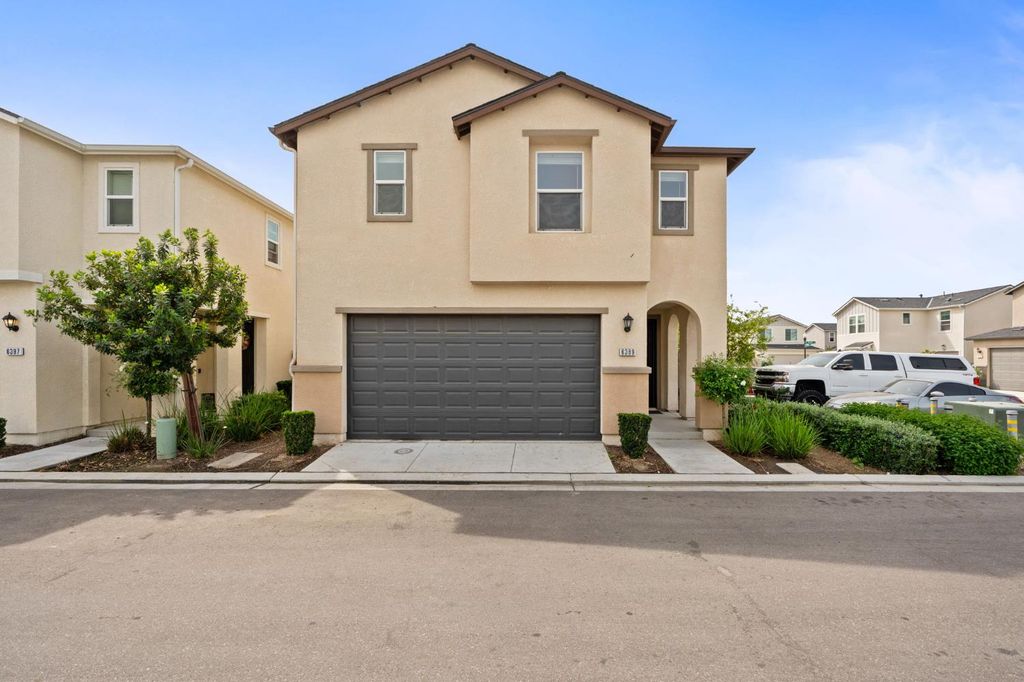 6389 E Moscato Drive, Fresno, CA 93727