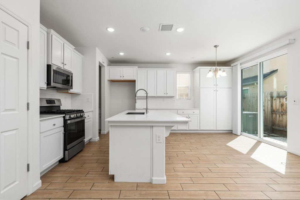 Image 10 of property listing at 6389 E Moscato Drive, Fresno, CA 93727