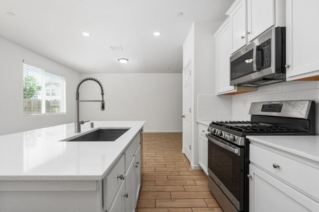 Image 15 of property listing at 6389 E Moscato Drive, Fresno, CA 93727