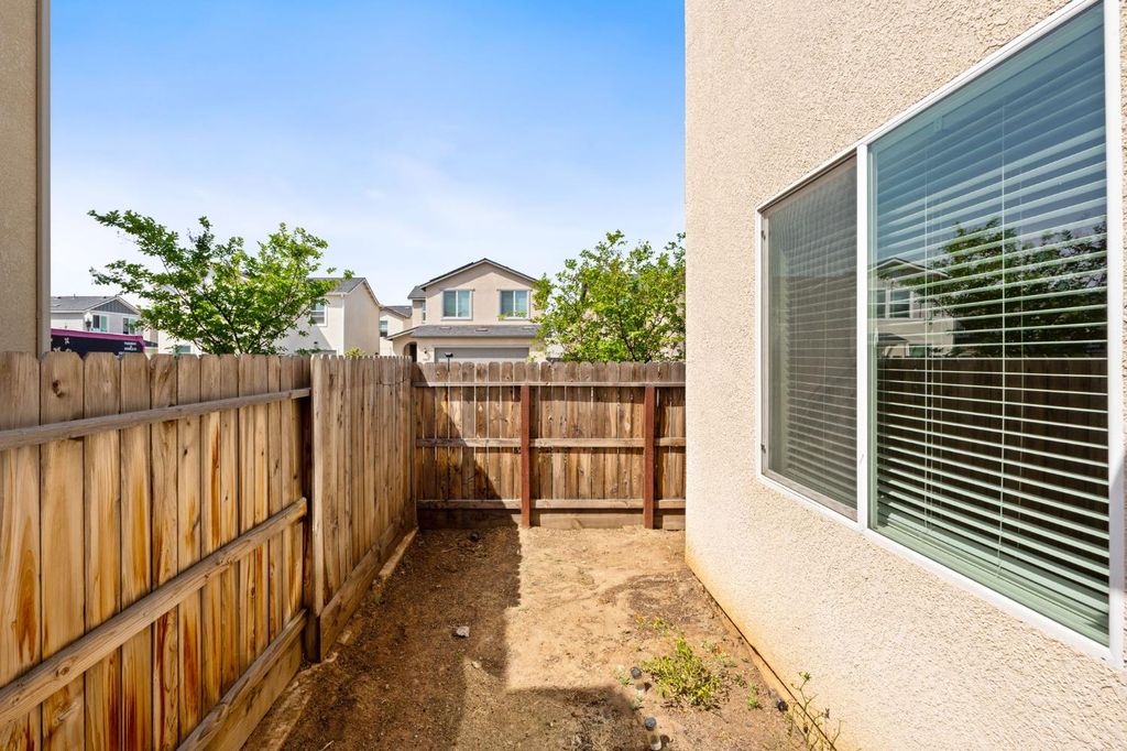Image 30 of property listing at 6389 E Moscato Drive, Fresno, CA 93727
