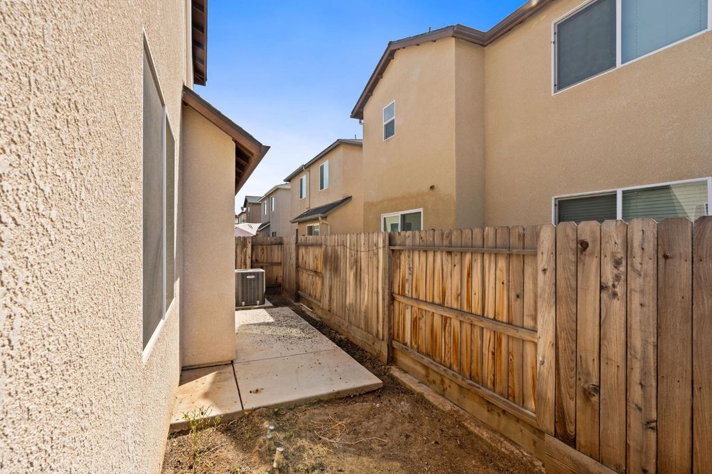 Image 32 of property listing at 6389 E Moscato Drive, Fresno, CA 93727