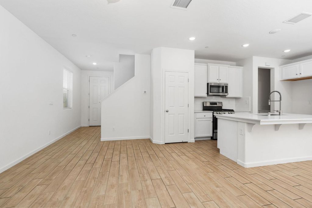 Image 5 of property listing at 6389 E Moscato Drive, Fresno, CA 93727