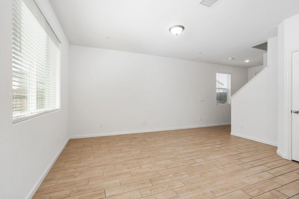 Image 6 of property listing at 6389 E Moscato Drive, Fresno, CA 93727