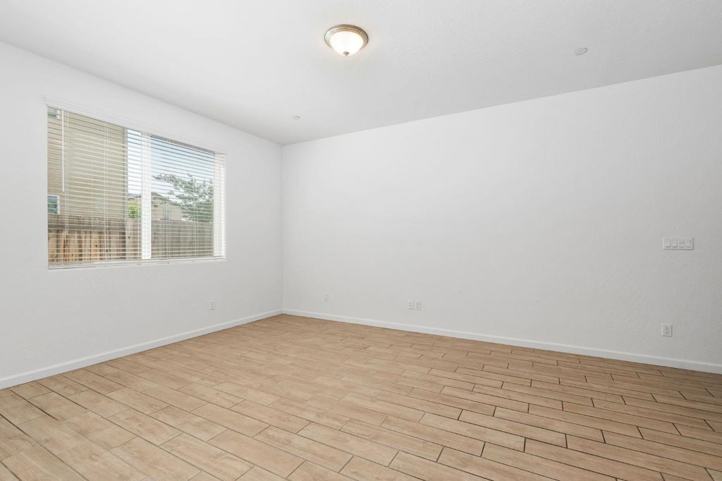 Image 7 of property listing at 6389 E Moscato Drive, Fresno, CA 93727