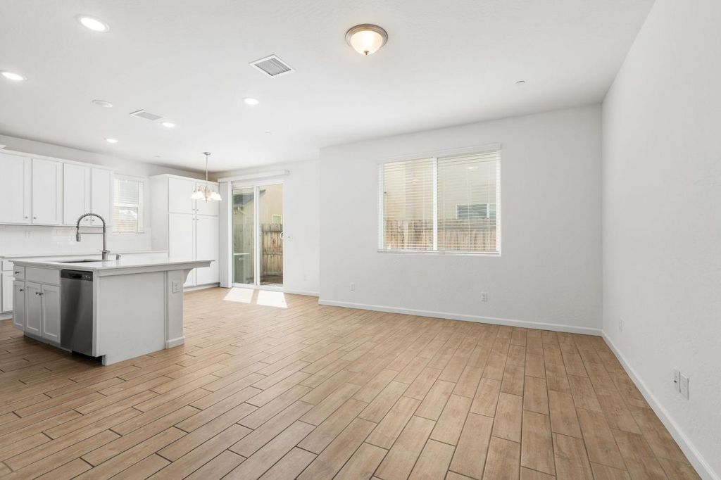 Image 8 of property listing at 6389 E Moscato Drive, Fresno, CA 93727