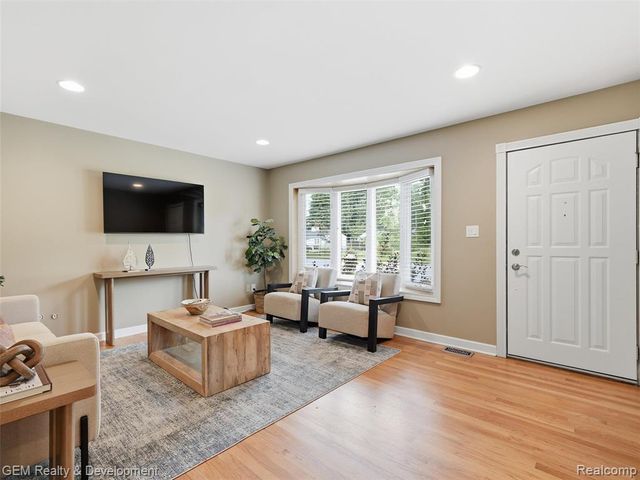910 Virginia Street, Plymouth, MI 48170