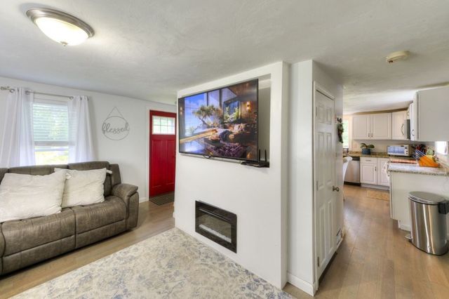57 Charlton St, Leicester, MA 01542