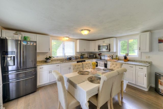 57 Charlton St, Leicester, MA 01542