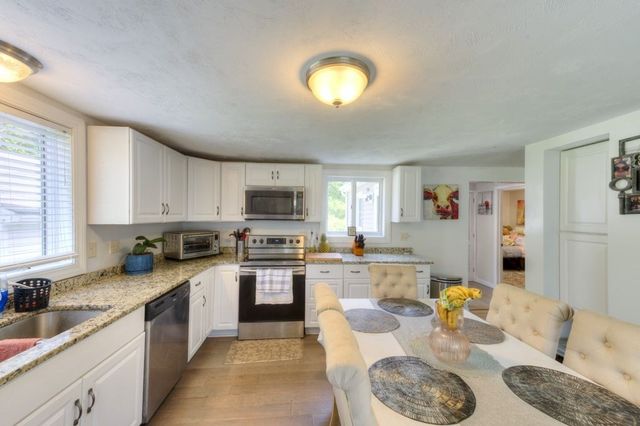 57 Charlton St, Leicester, MA 01542
