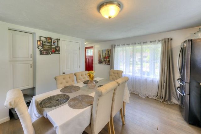 57 Charlton St, Leicester, MA 01542