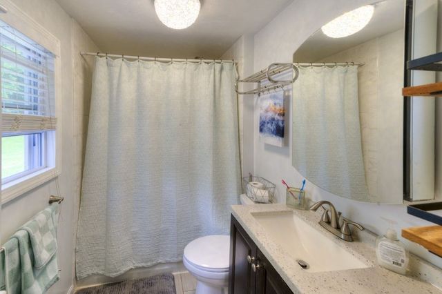 57 Charlton St, Leicester, MA 01542