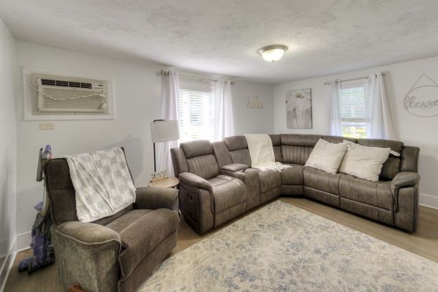 57 Charlton St, Leicester, MA 01542