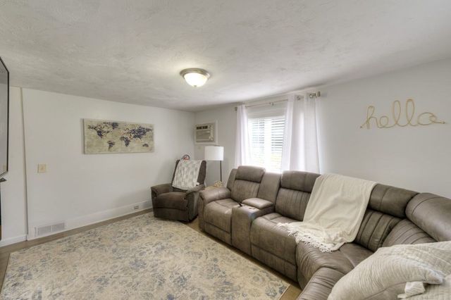 57 Charlton St, Leicester, MA 01542