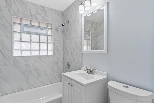 2101 W Fairmount AVENUE, Milwaukee, WI 53209