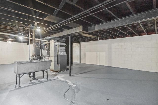 2101 W Fairmount AVENUE, Milwaukee, WI 53209