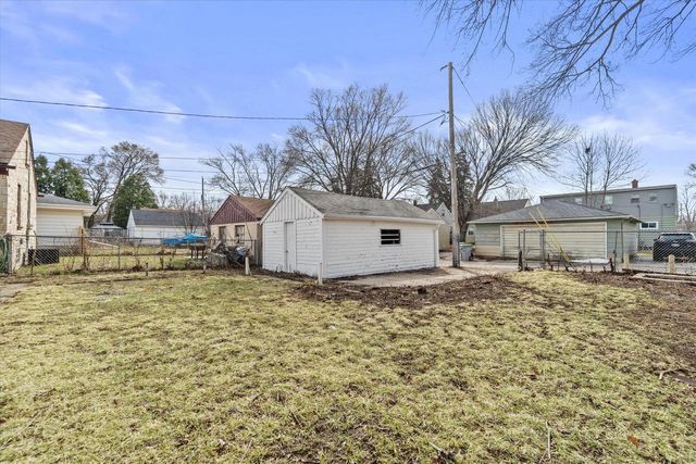 2101 W Fairmount AVENUE, Milwaukee, WI 53209