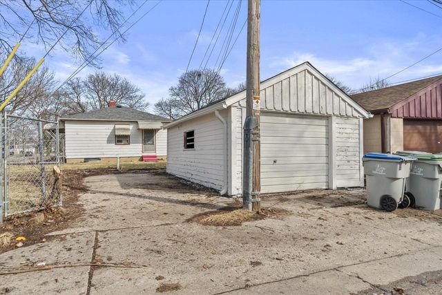 2101 W Fairmount AVENUE, Milwaukee, WI 53209